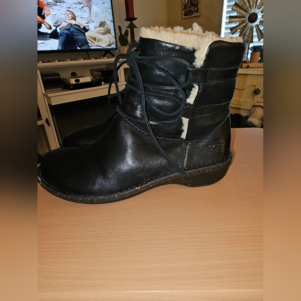 UGG Super Nice Black Leather Sherpa Lined Laceup Boots Near New 10 Pre-owned! - Picture 2 of 6